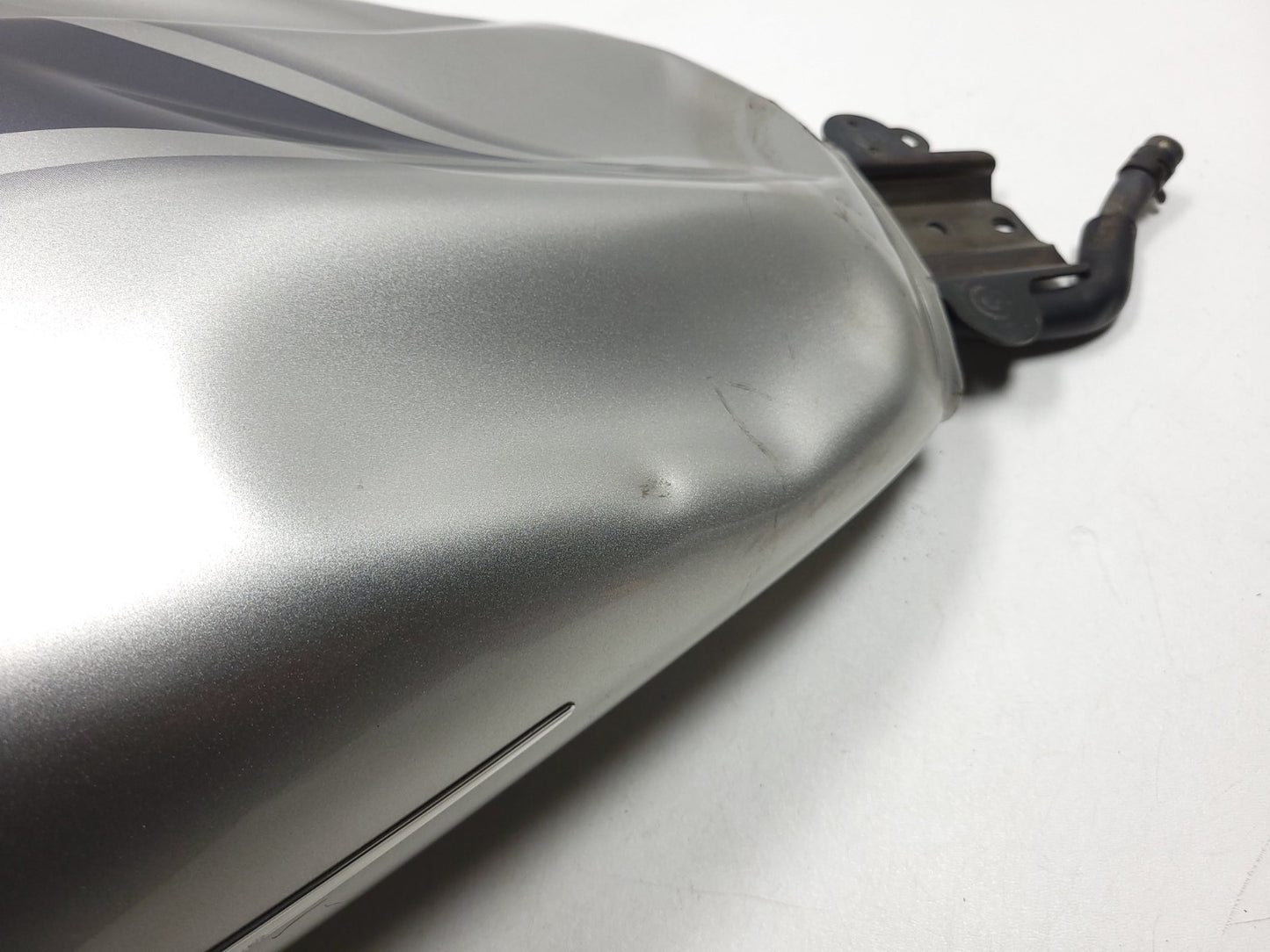 2007 Yamaha Xvs 1300 V-star Fuel Tank Has Damage OEM