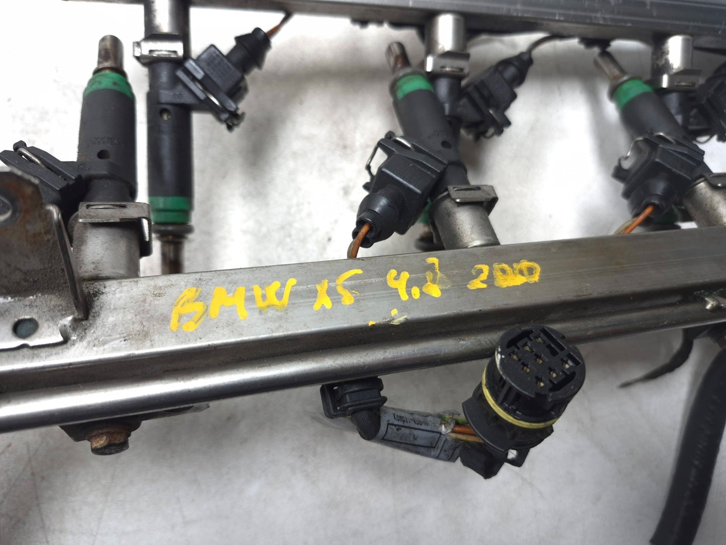2010 BMW X5 4.8l Fuel Rail W/ Fuel Injector Set OEM