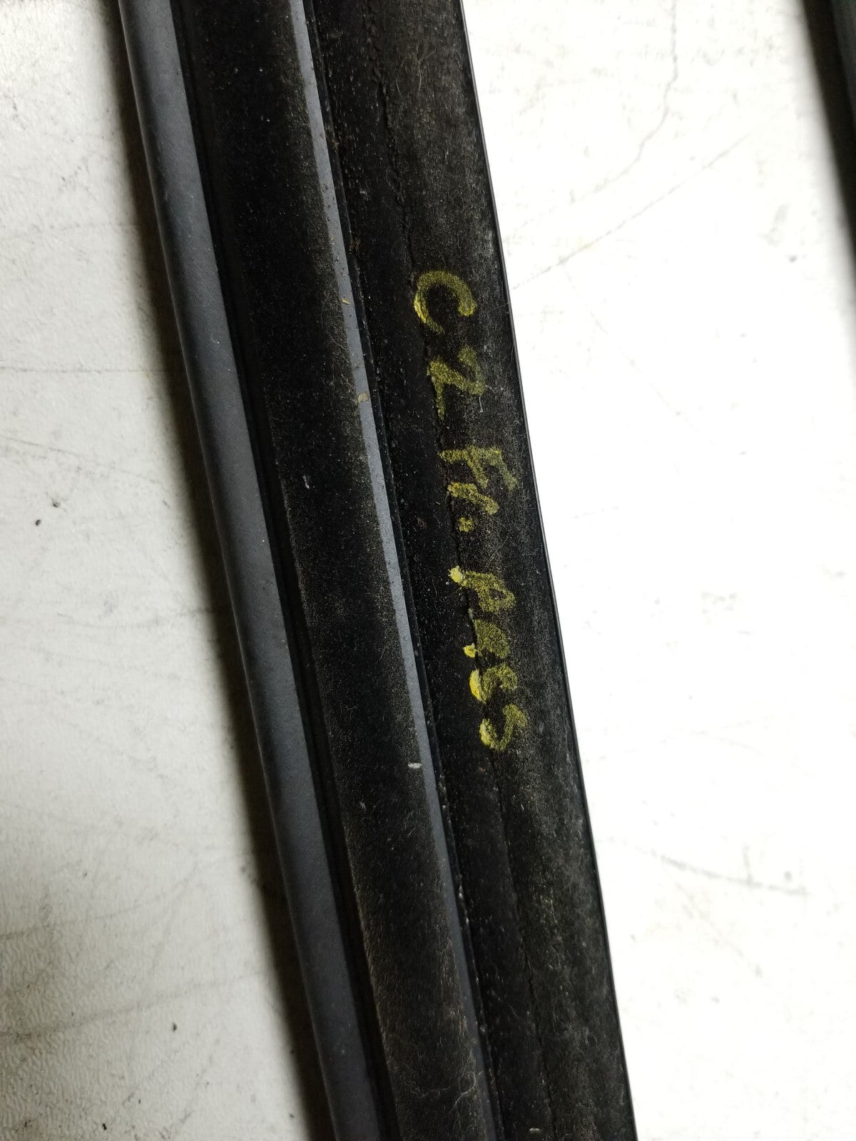 2013 Chrysler 200 Sedan Window Belt Seal Front Passenger Side Right 2pcs OEM
