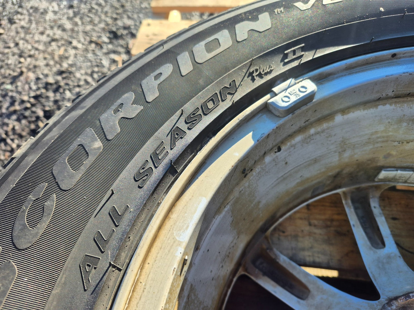 2013 Dodge Grand Caravan Sxt Wheel Rim W/ Tire Michelin 225/65 R17 6.5/32 OEM