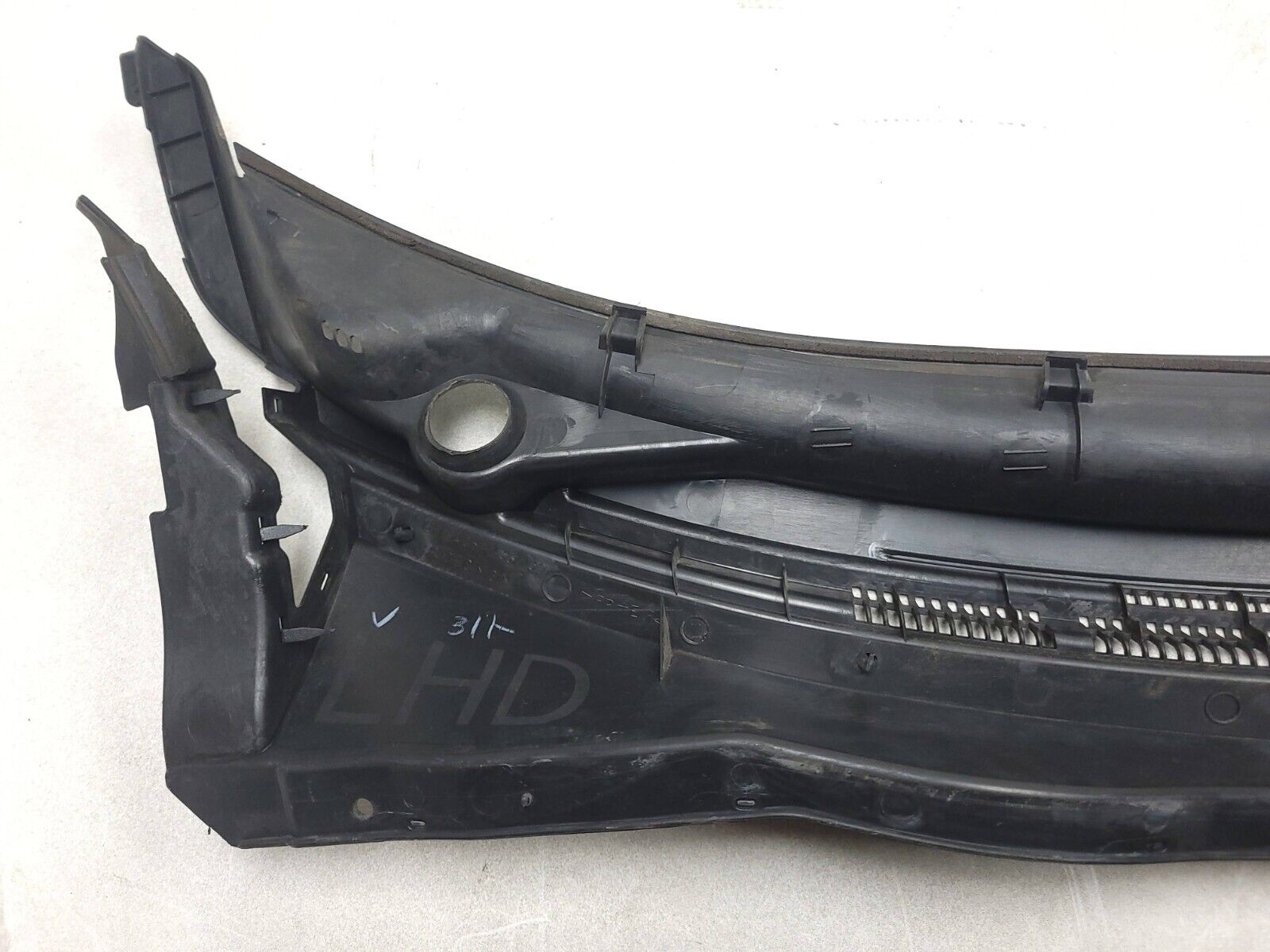 パンジー画面！ 2007 - 2013 Mitsubishi Outlander Windshield Wiper Cowl Panel
