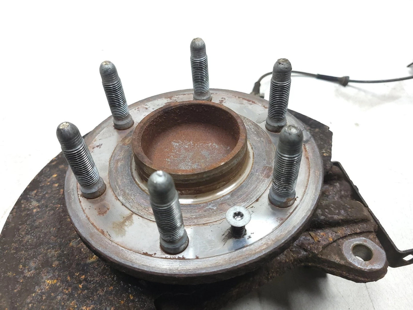 2013 Chevrolet Suburban Front Spindle Knuckle Wheel Hub Driver Side Left OEM