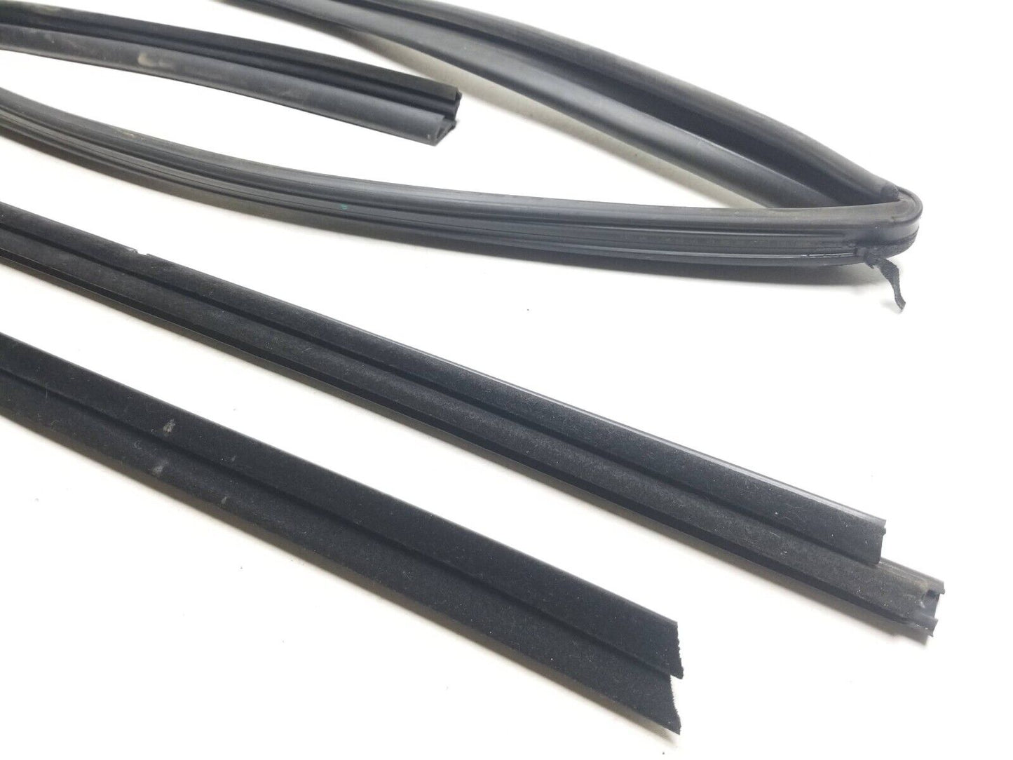 11 - 22 Dodge Durango Door Window Belt Seal Front Passenger Side Right OEM