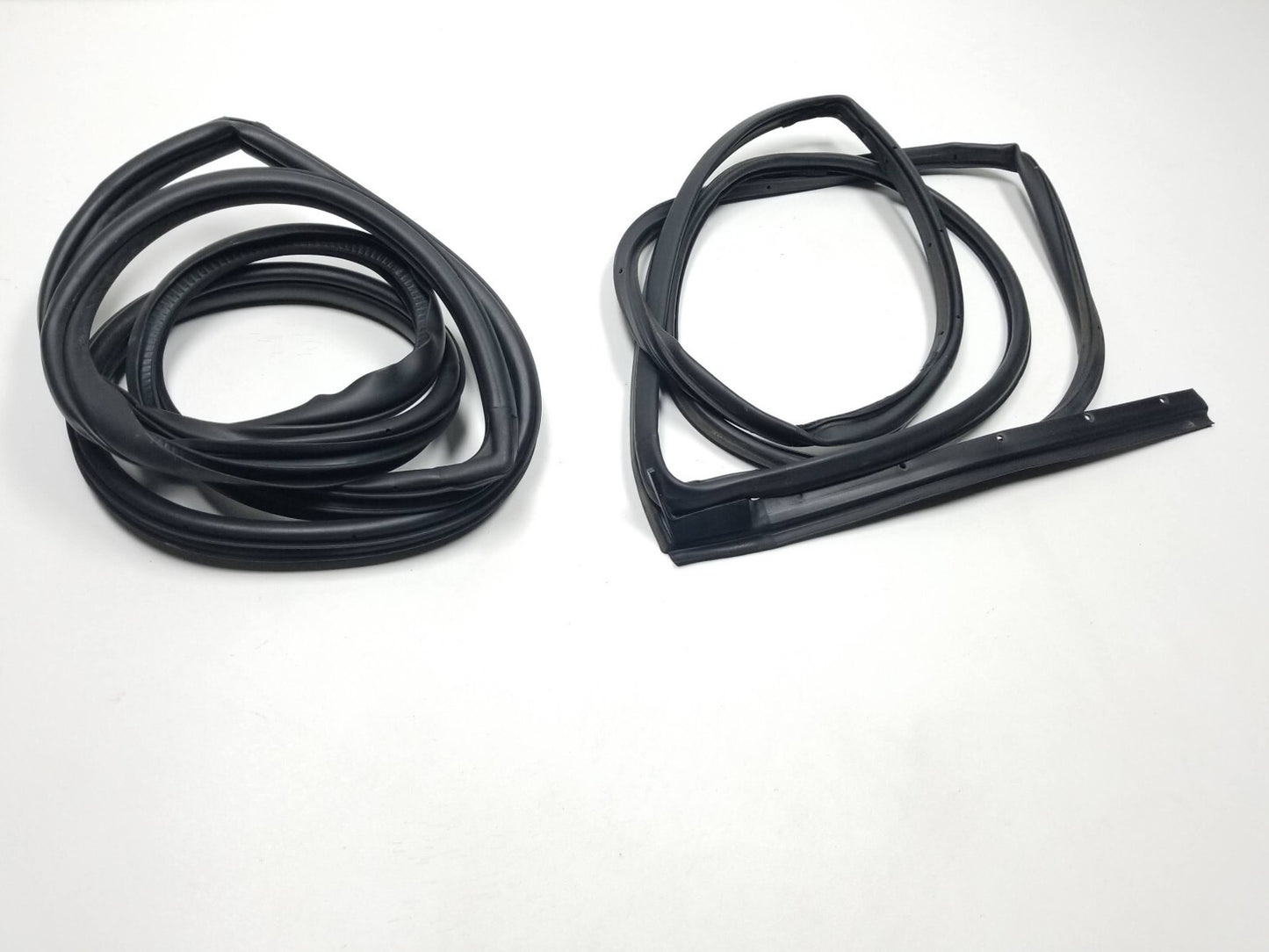 2009 Mazda Cx-7 Rear Passenger Door Weatherstrip Seal 2pcs OEM