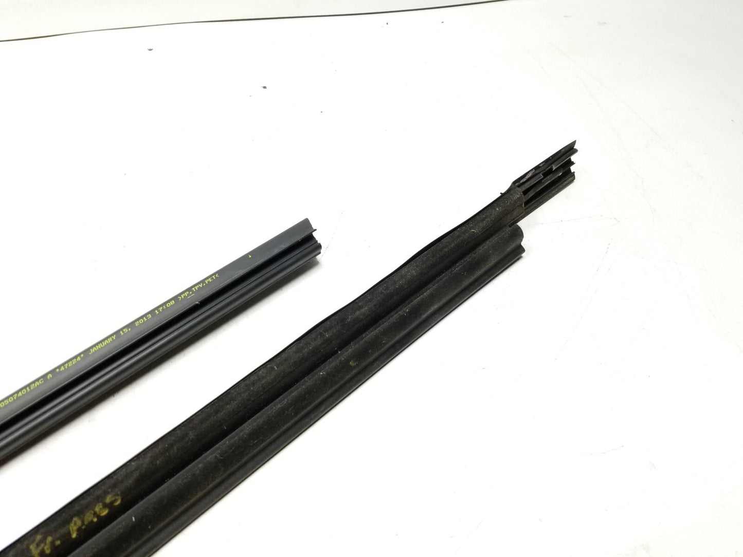 2013 Chrysler 200 Sedan Window Belt Seal Front Passenger Side Right 2pcs OEM