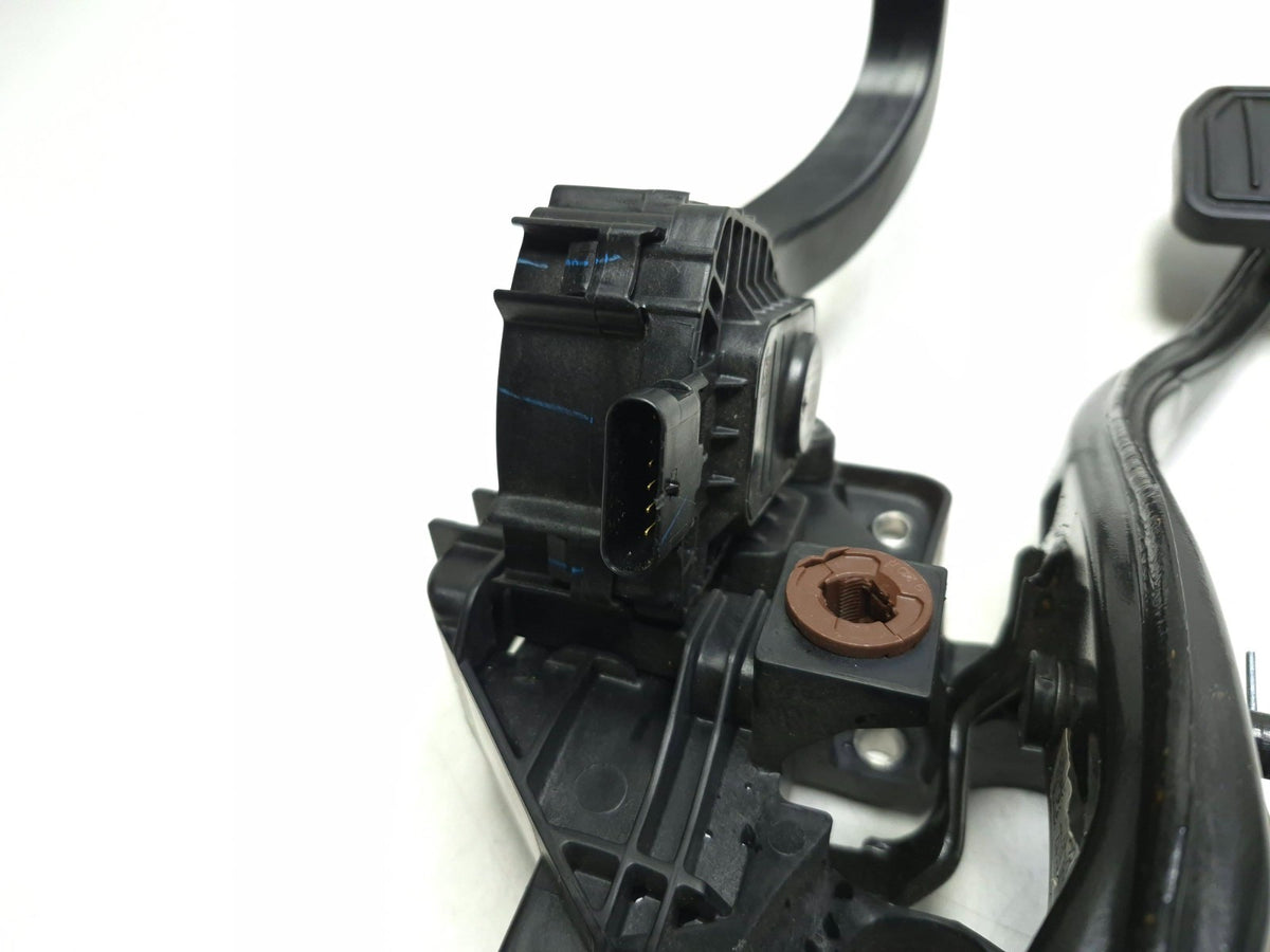 2020 Tesla Model 3 Y Brake And Accelerator Gas Pedal & Bracket OEM