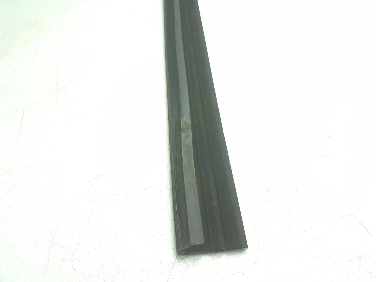 2014 Fiat 500l Door Weatherstrip Front Passenger Side Right OEM