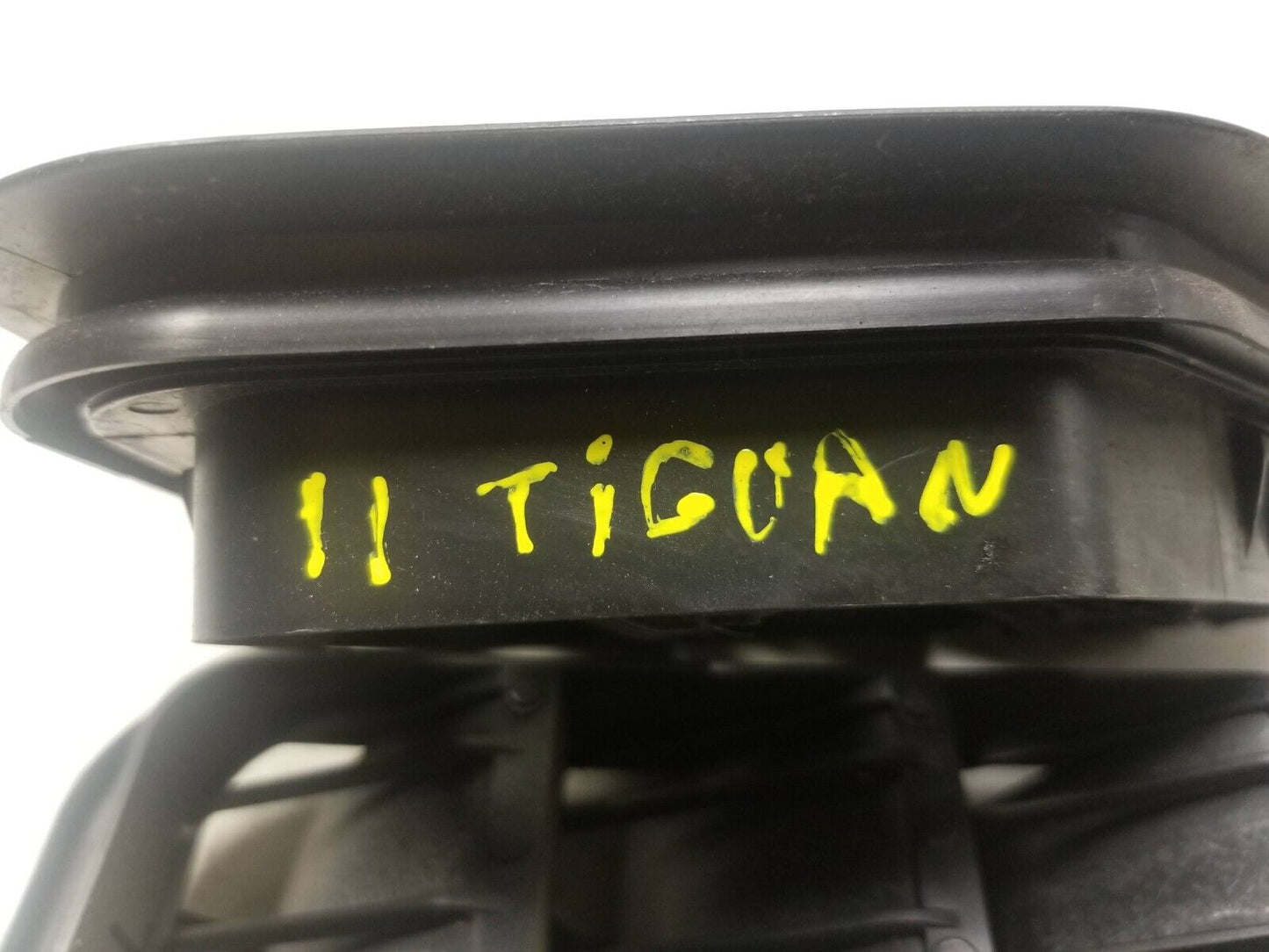 09 - 11 Volkswagen Tiguan Quarter Panel Pressure Vent Pair OEM