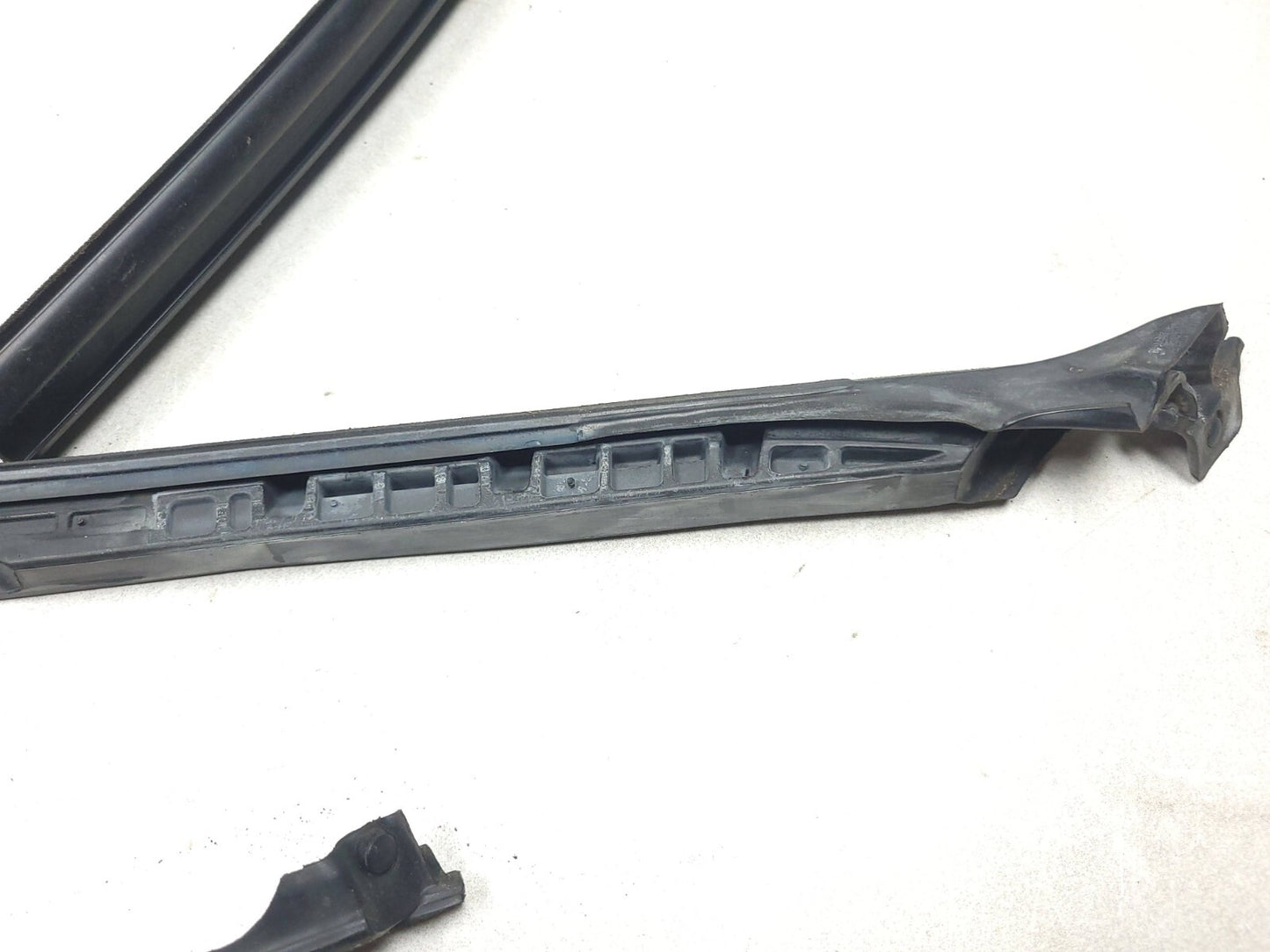 2007 Range Rover Front Door Molding & Weatherstrip Seal Driver Side Left Set OEM