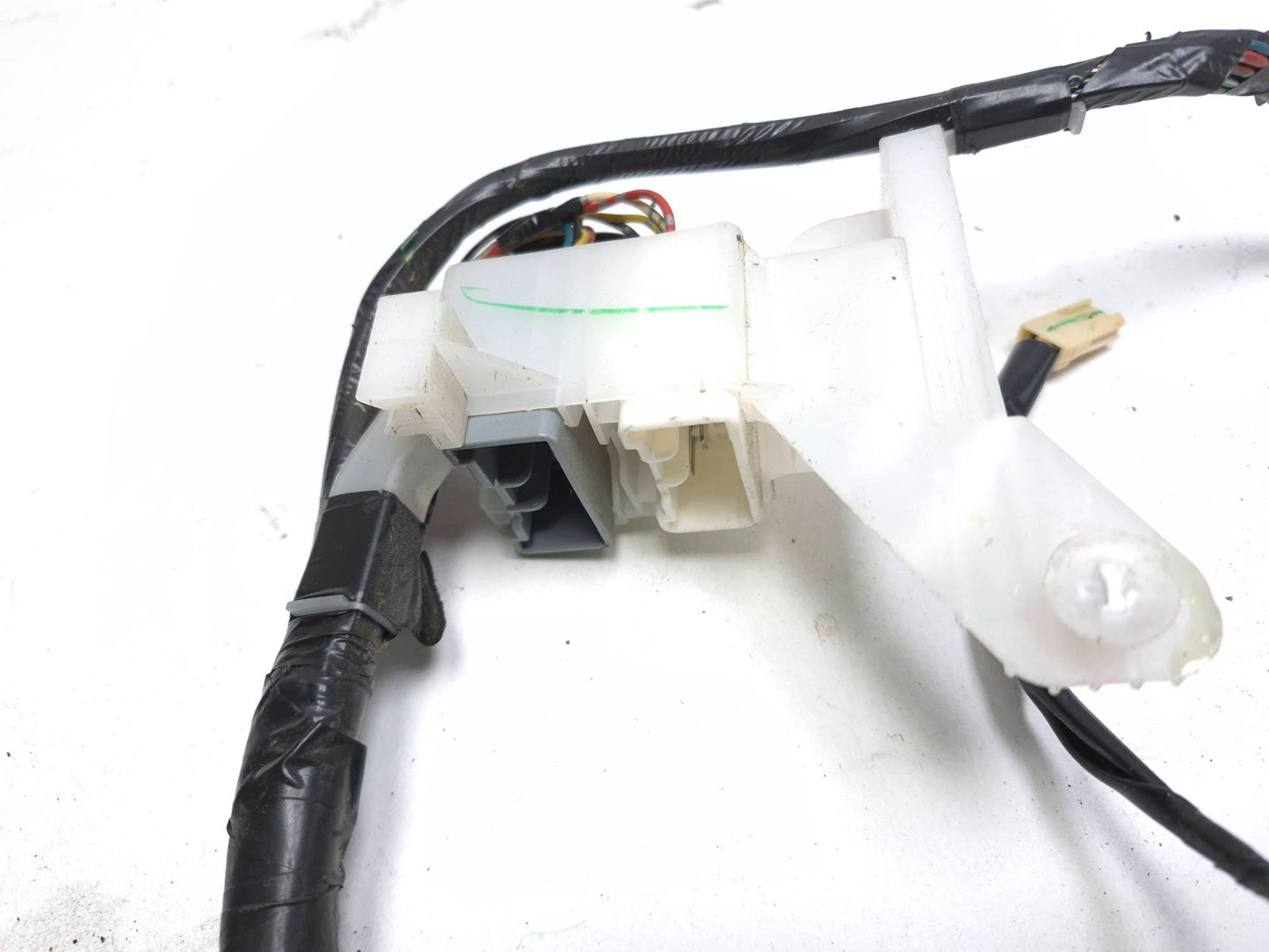 2004 Toyota Corolla Matrix Interior Wire Harness 82161-02870 OEM
