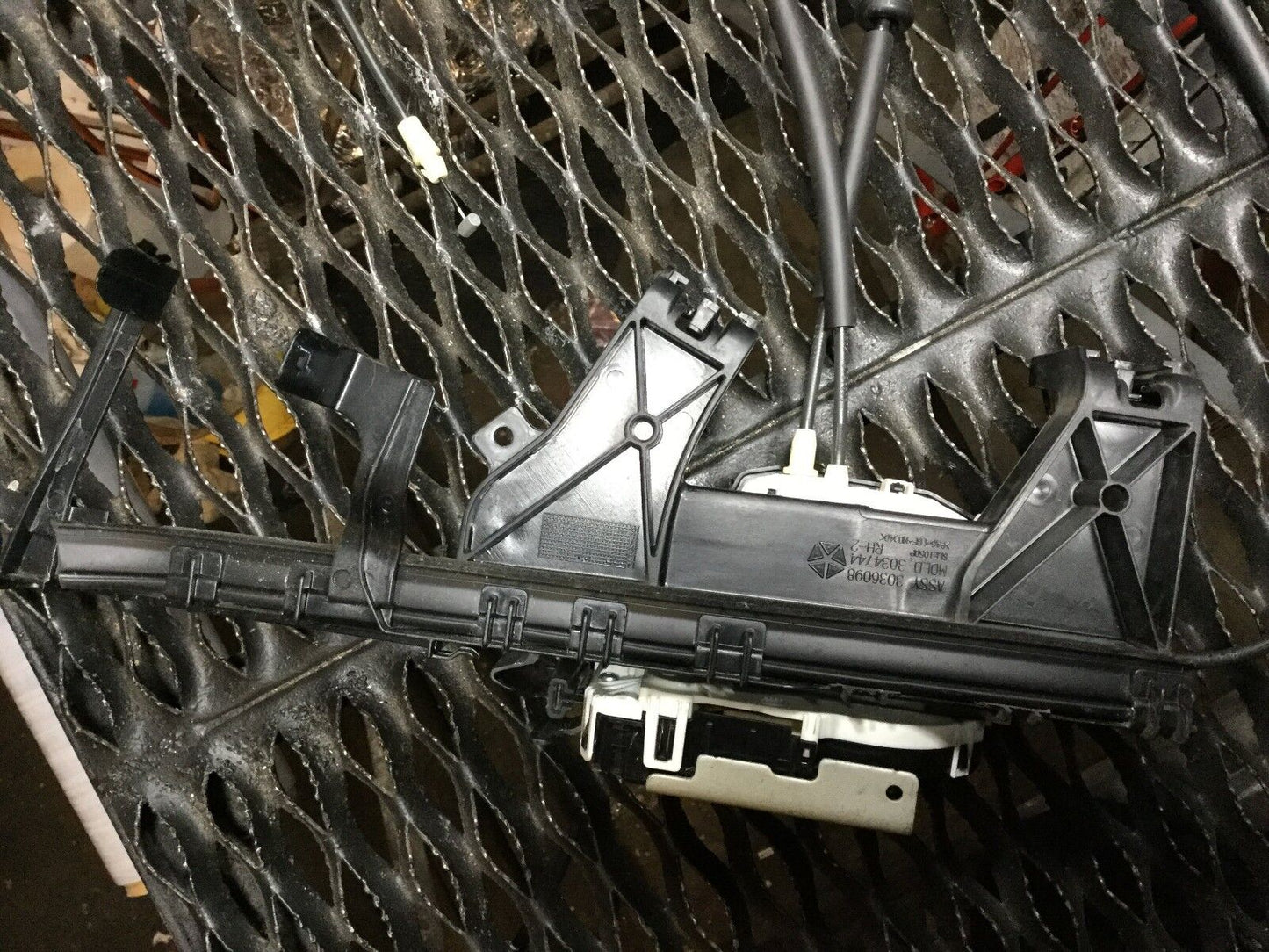 15 16 17 Chrysler 200 Door Lock Front Right Latch Actuator & Window Bracket OEM