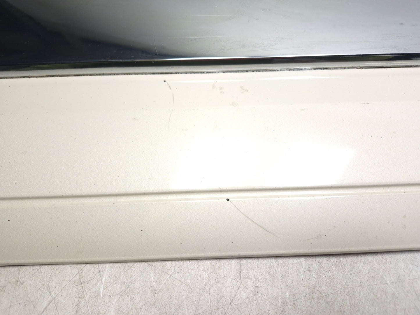 2008 Lincoln Navigator Front Door Lower Molding Passenger Side Right OEM
