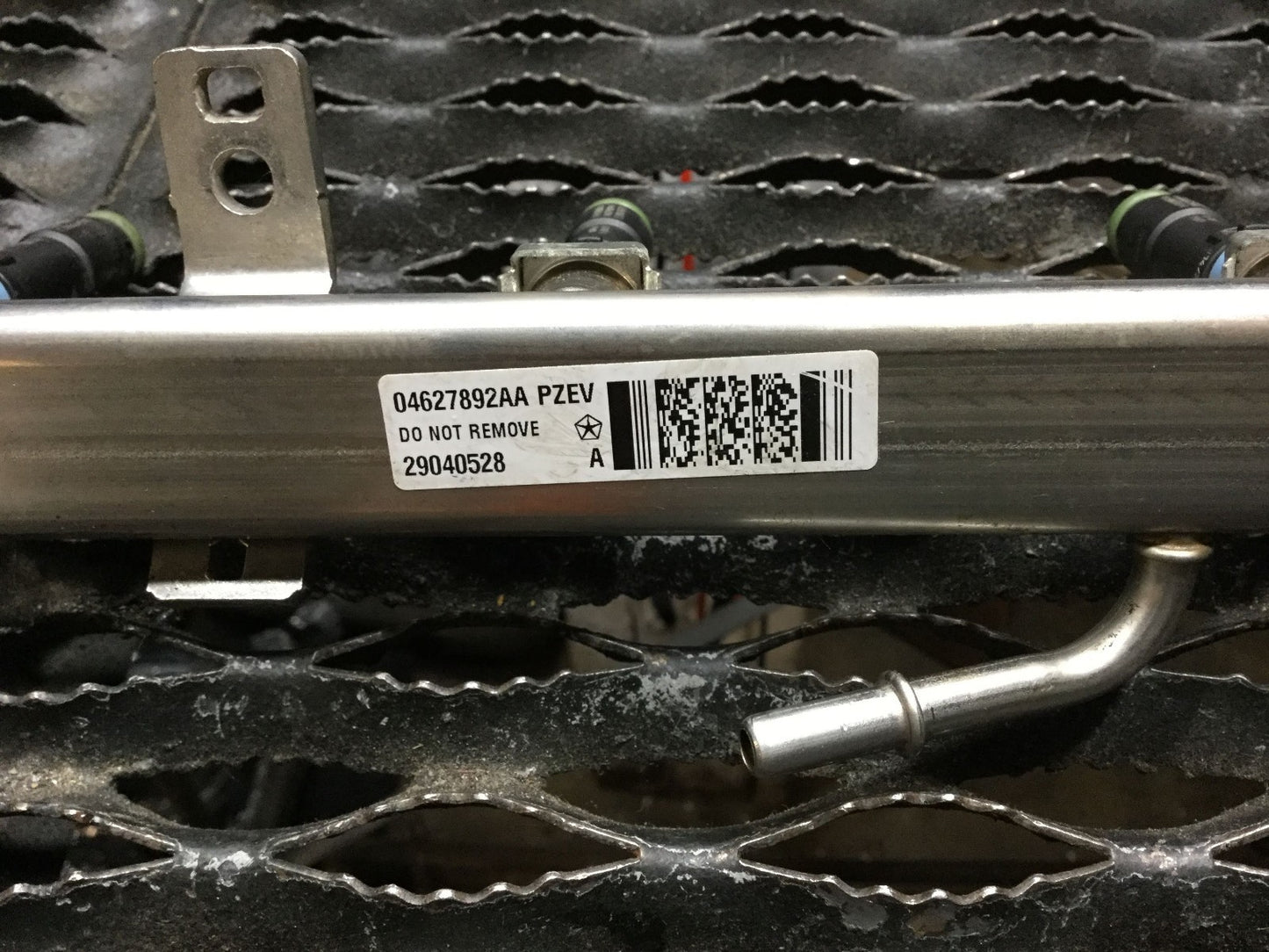 2015 Chrysler 200 Fuel Rail W/ Injector OEM