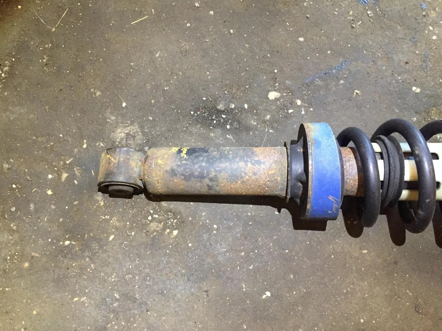 2004 Porsche Cayenne Rear Shock Strut Absorber With Spring Pair OEM