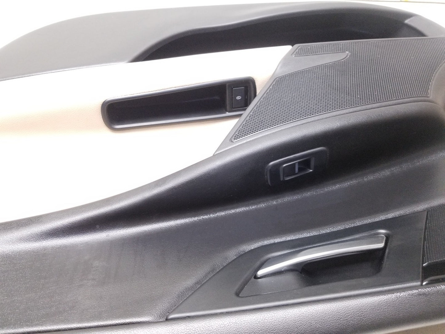 2017 Jaguar Xe Front Passenger Door Panel OEM Gx73-23720-aaw