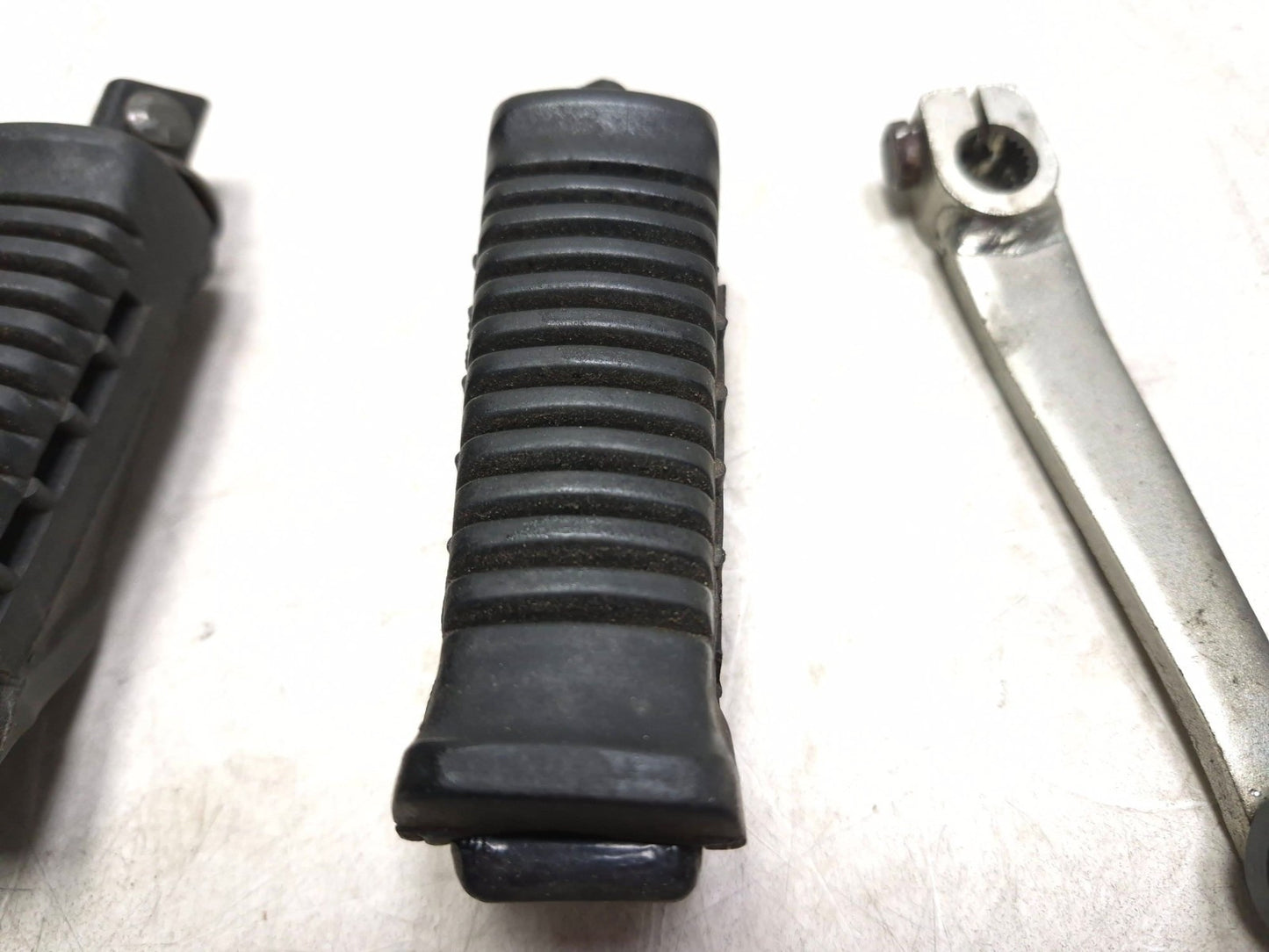 2006 Suzuki Gs 500fk Rear Footpeg Pair & Gear Shift Lever 3 Pcs OEM