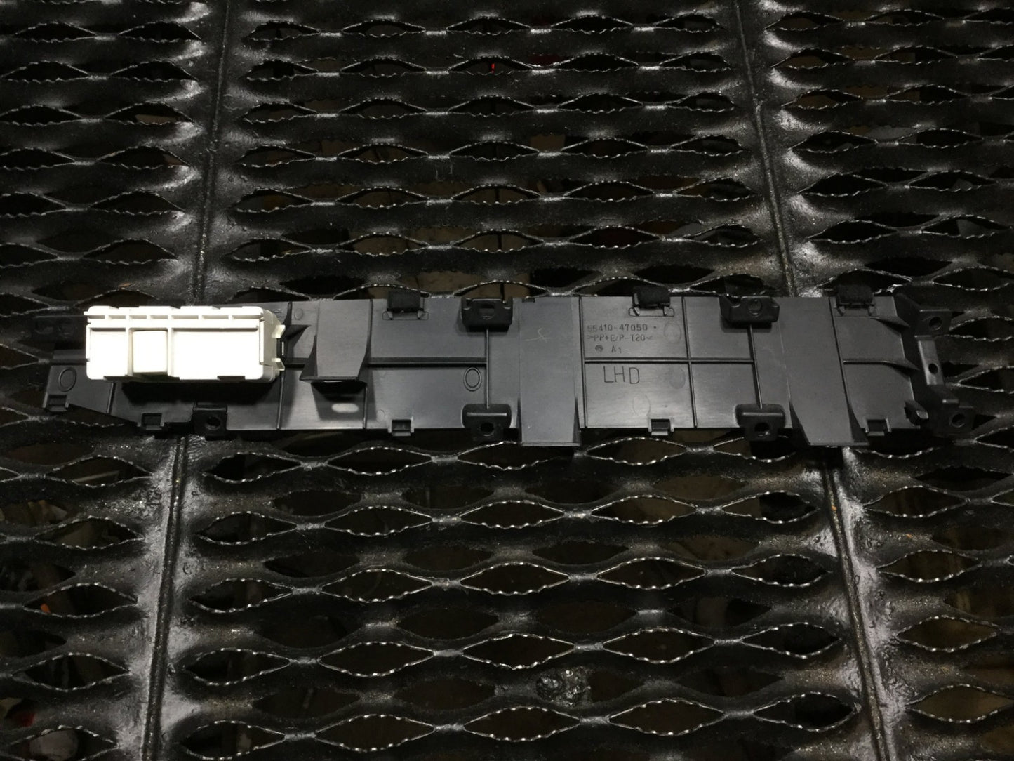 04 05 06 Toyota Prius Passenger Indicator Screen Light 83950-47010   OEM