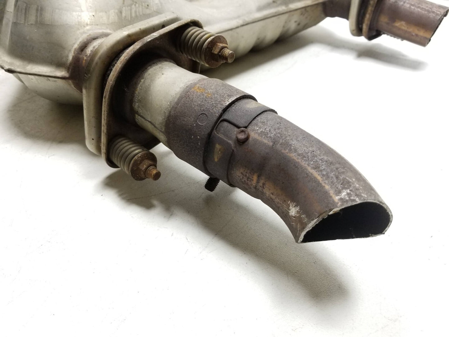 2016 Dodge Durango Exhaust Pipe Center Muffler Resonator 3.6l OEM