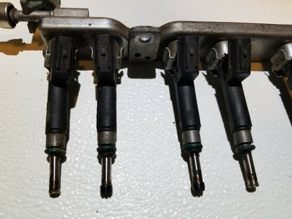 2016 Nissan Versa 1.6l Fuel Rail W/ Injector Assy OEM