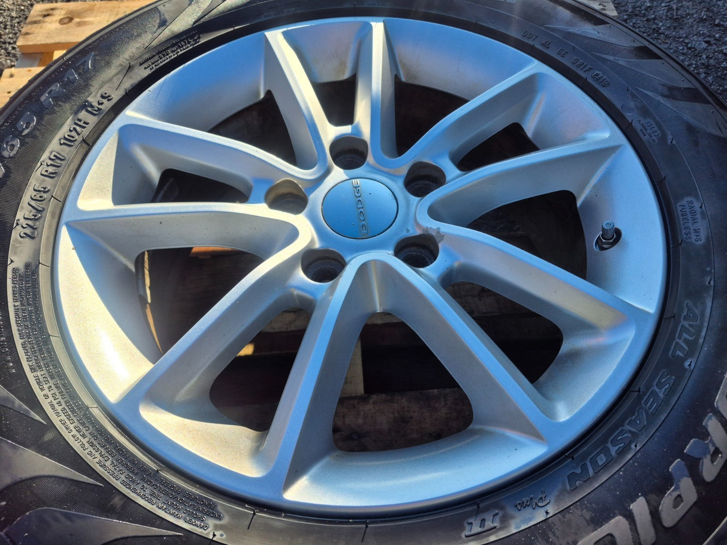 2013 Dodge Grand Caravan Sxt Wheel Rim W/ Tire Michelin 225/65 R17 6.5/32 OEM