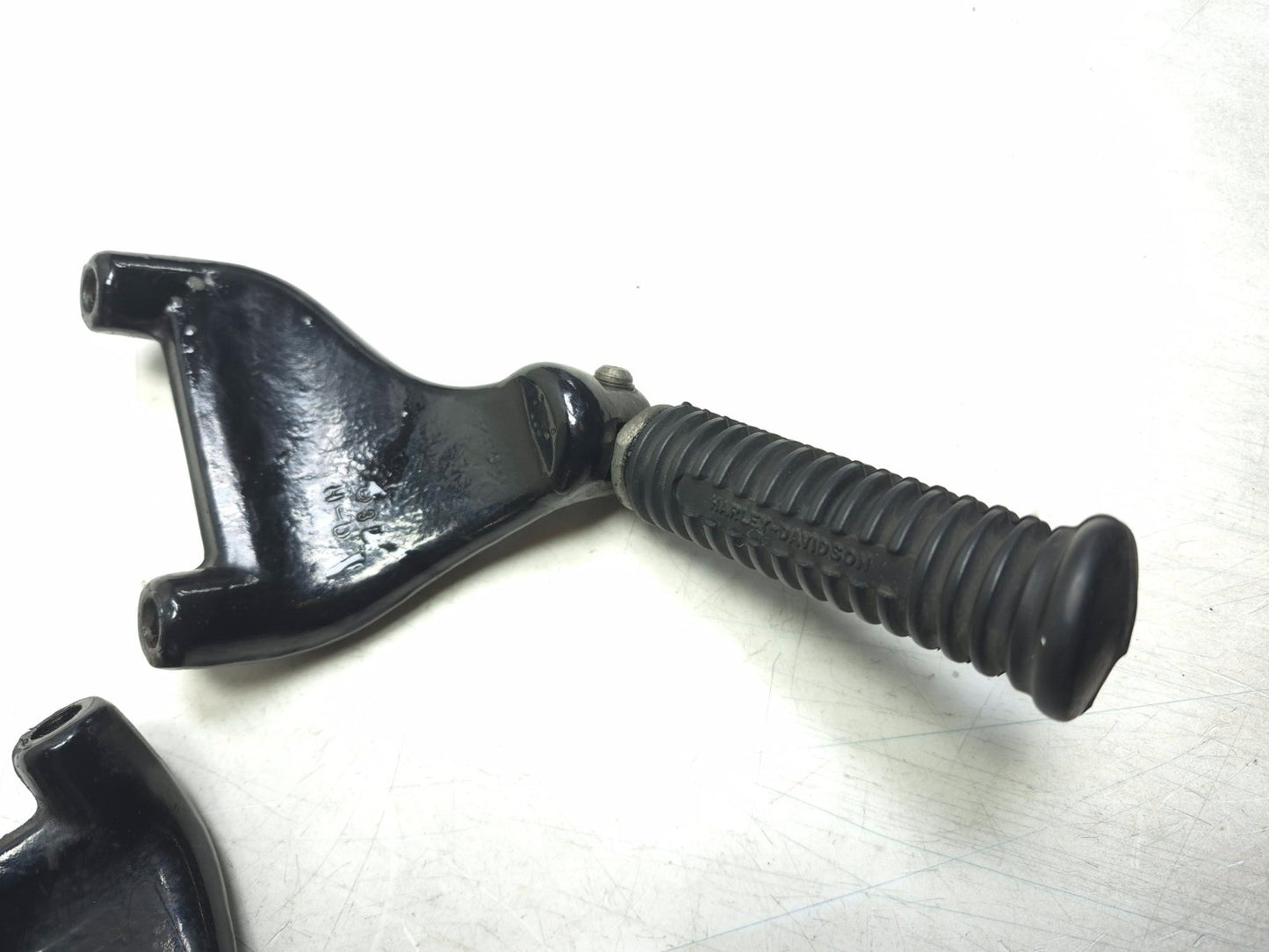 2004 Harley-davidson Sportster Xl883 Rear Footrest Left & Right Pair OEM