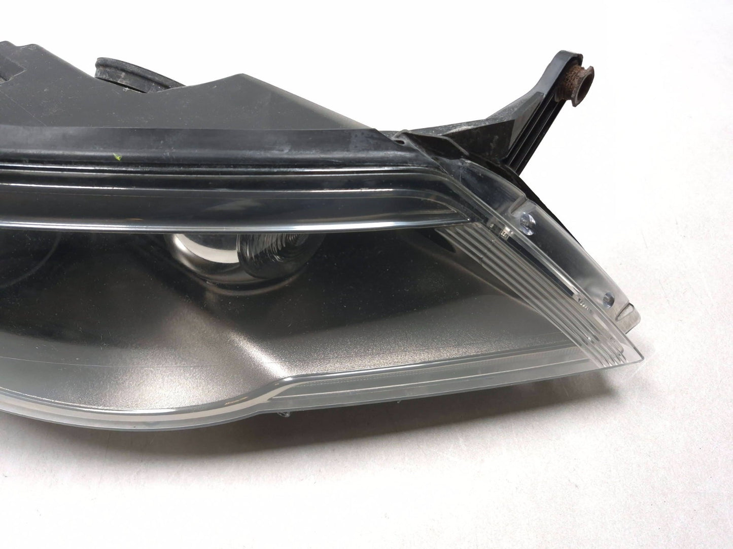 2011 Volkswagen Tiguan Headlight Left & Right Xenon OEM
