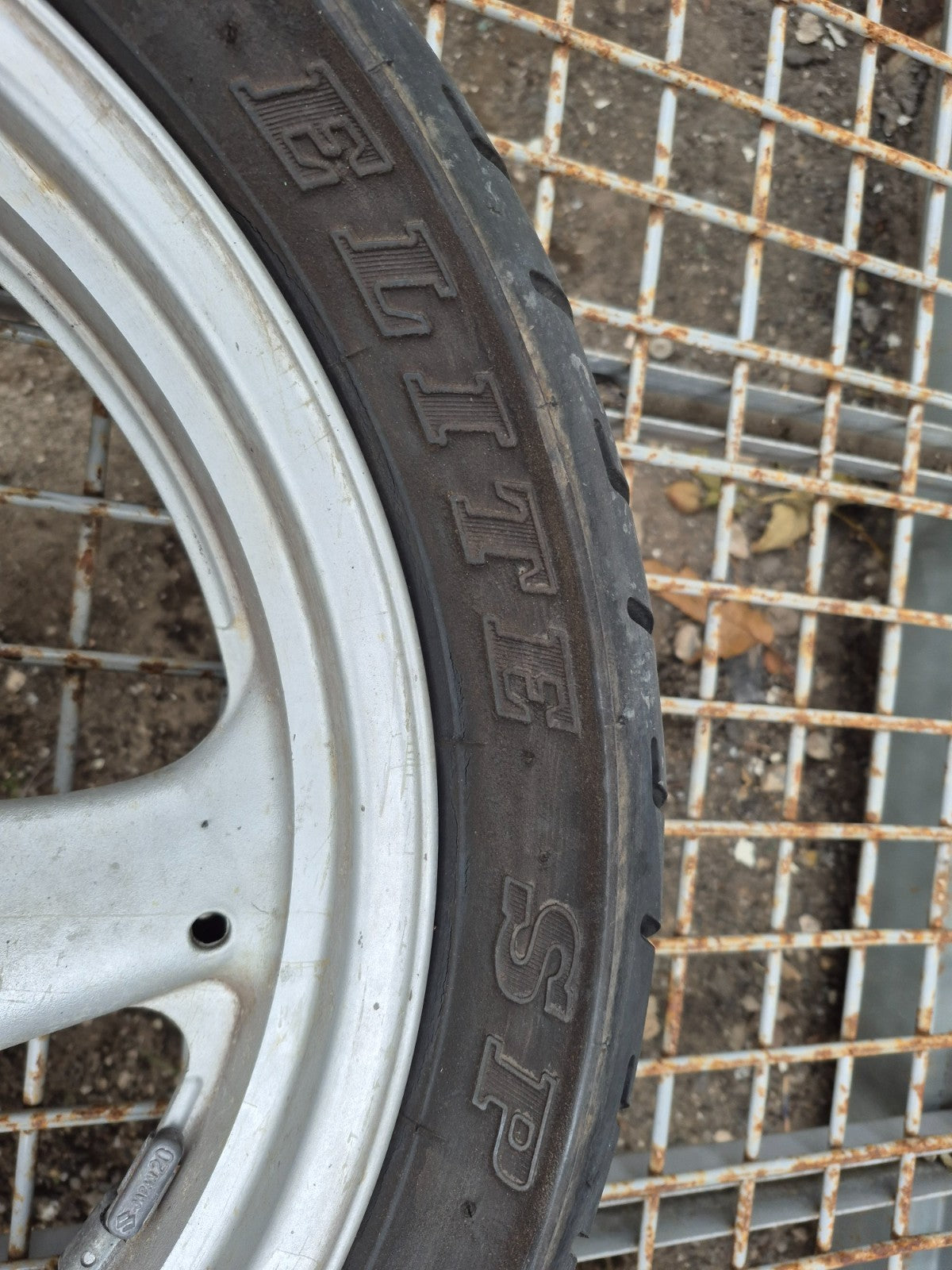 1993 Suzuki Gsx600fp Katana Front & Rear Wheel W/ Tire Pair R 17 OEM