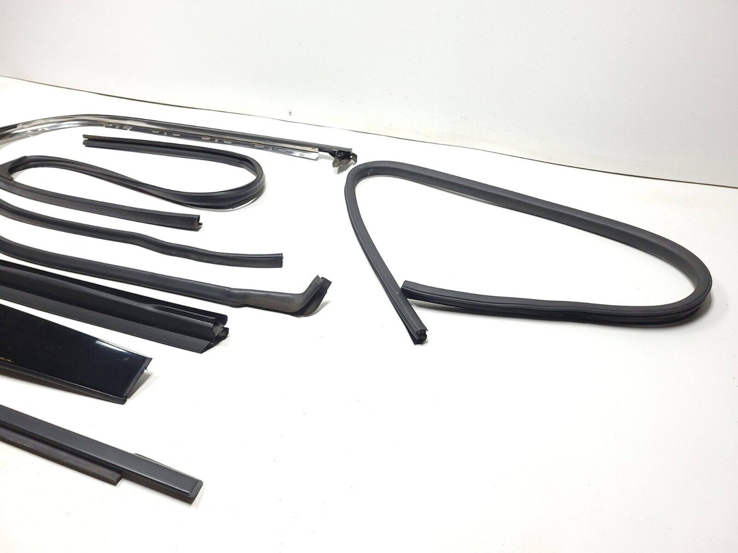 13-16 GMC Acadia Door Molding Belt Weather Strip Rear Passenger Side Right OEM