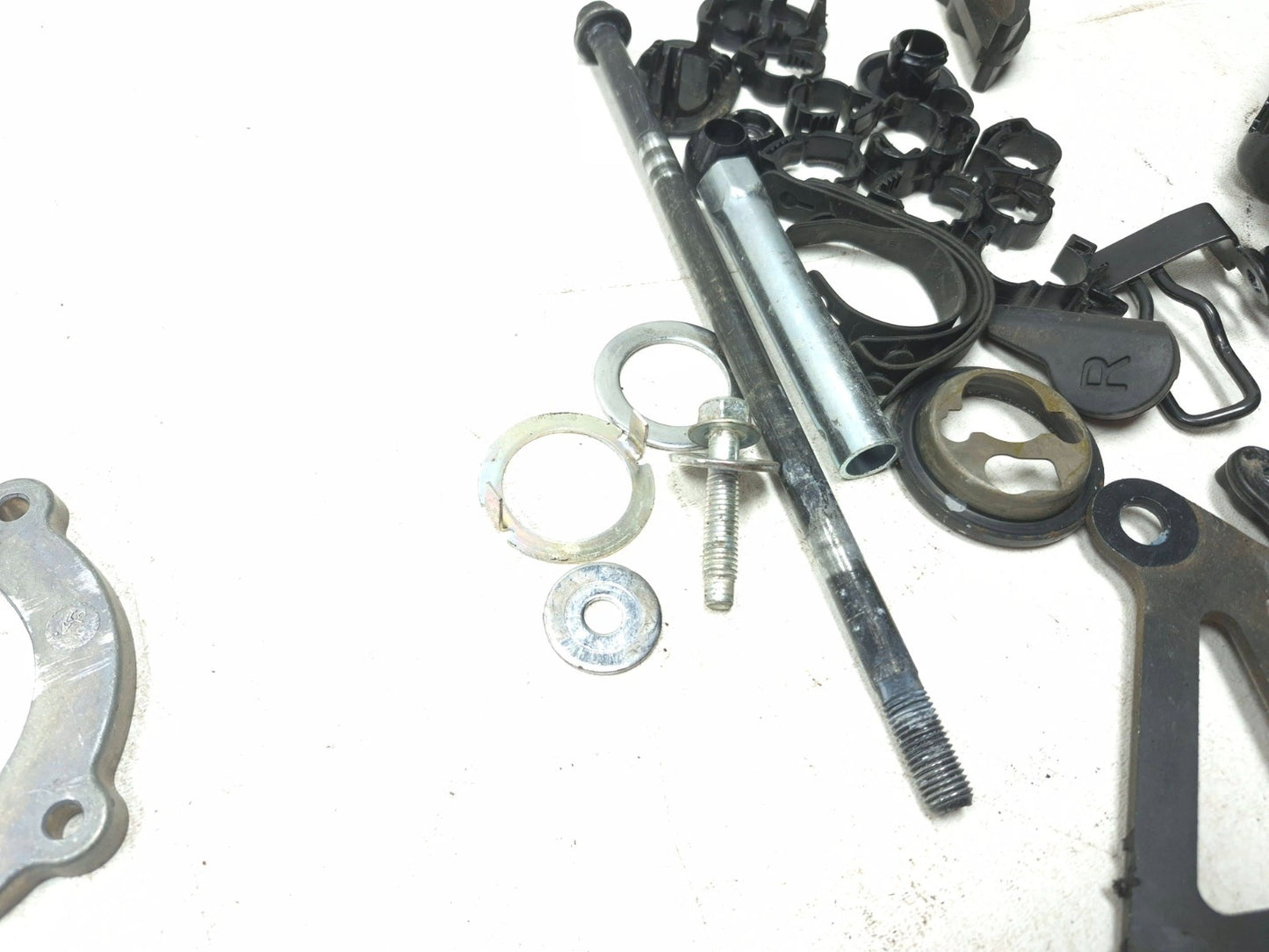 2025 Yamaha Xsr900 Misc Bolt & Hardware Bracket Set OEM