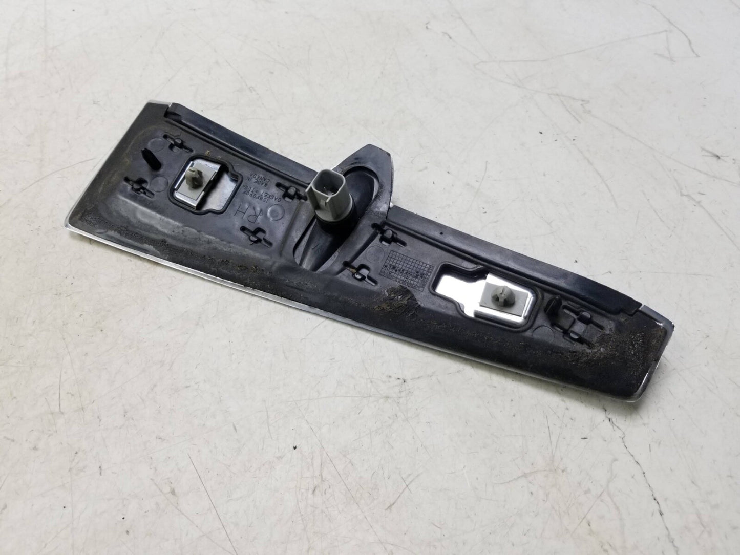 2011 Cadillac SRX Front Fender Marker Light Repeater Panel Right & Left  OEM