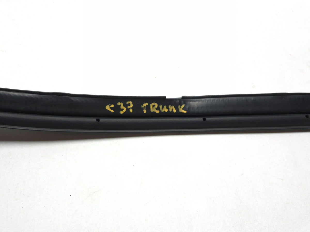 2011 Nissan Juke Trunk Tailgate Weatherstrip Seal OEM