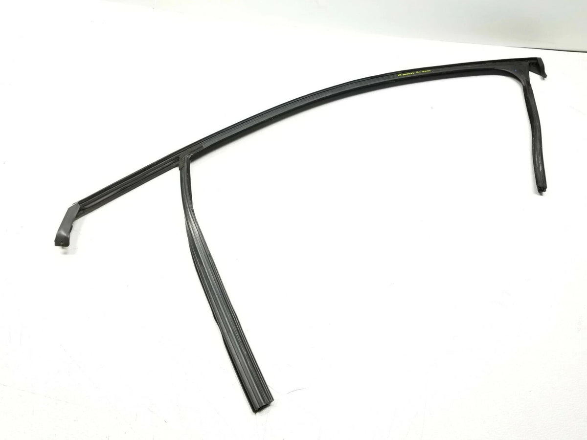 2014 Buick Lacrosse Front Door Upper Window Weatherstrip Seal Passenger Rh OEM