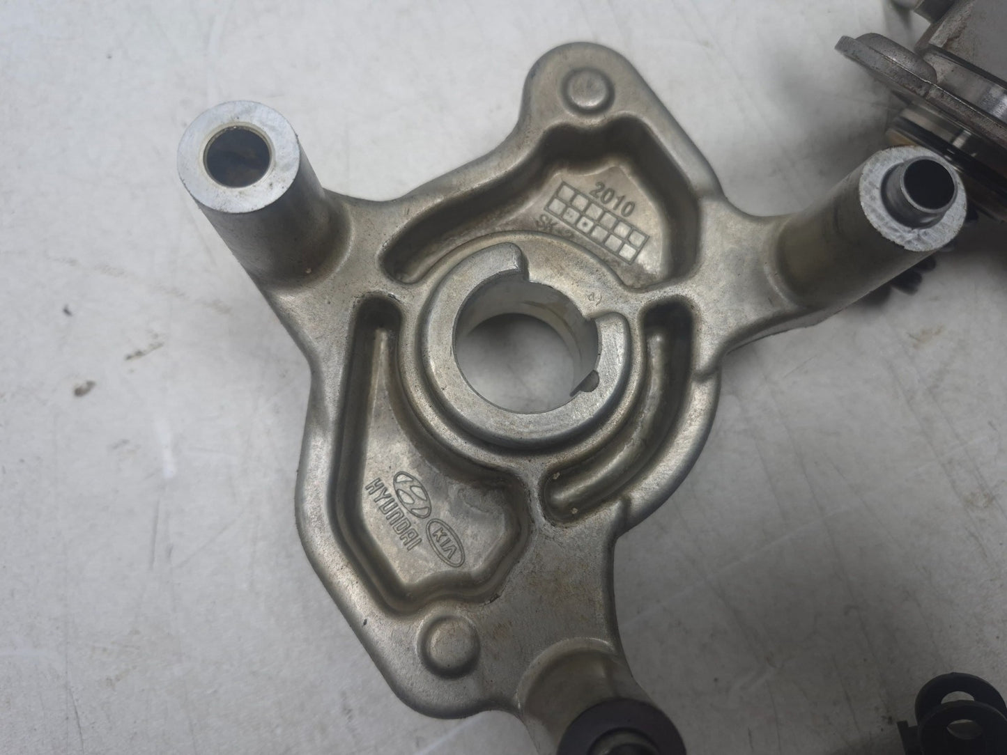 2012 Hyundai Sonata 2.4l High Pressure Fuel Pump W/ Pipe & Bracket OEM