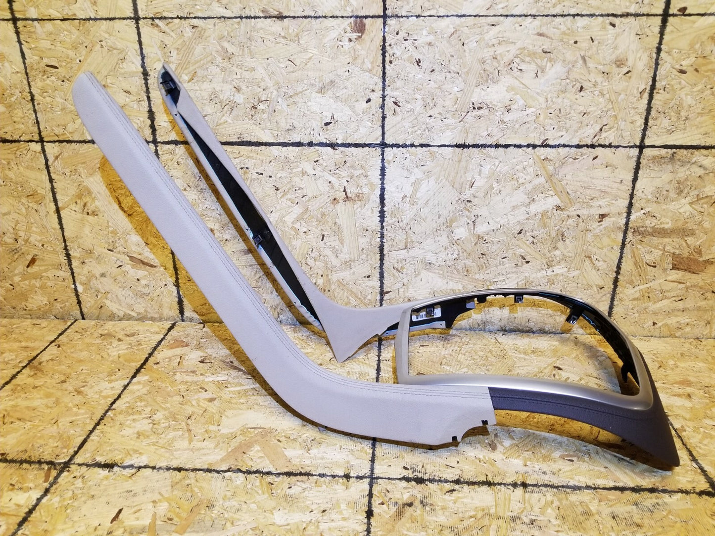 2007 Cadillac SRX Front Center Console Radio Climate Trim Bezel OEM