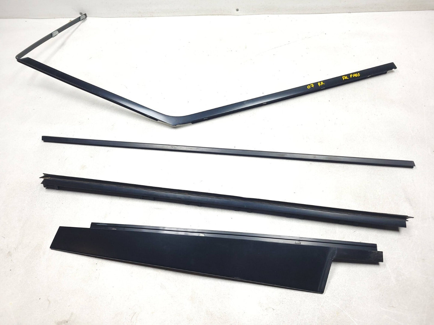 2007 Range Rover Front Door Molding & Weatherstrip Seal Passenger Side Right OEM
