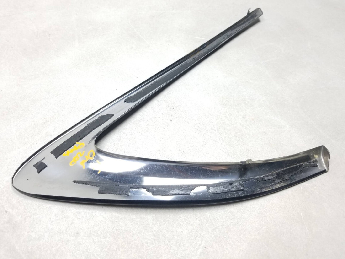 2015 Chrysler 200 Rear Quarter Glass Trim Molding Passenger Side Right OEM