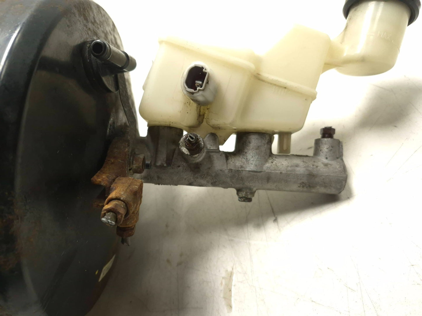 2007 Toyota Corolla Matrix Power Brake Booster W/ Master Cylinder OEM