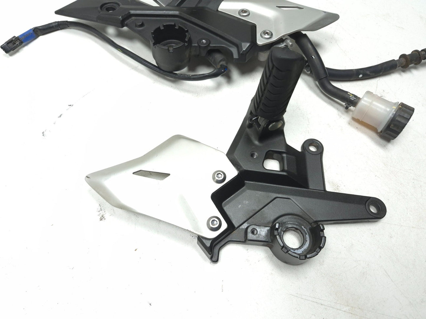 2018 Kawasaki Ninja 650 Ex650 Front Footrest W/master Cylinder Left & Right OEM