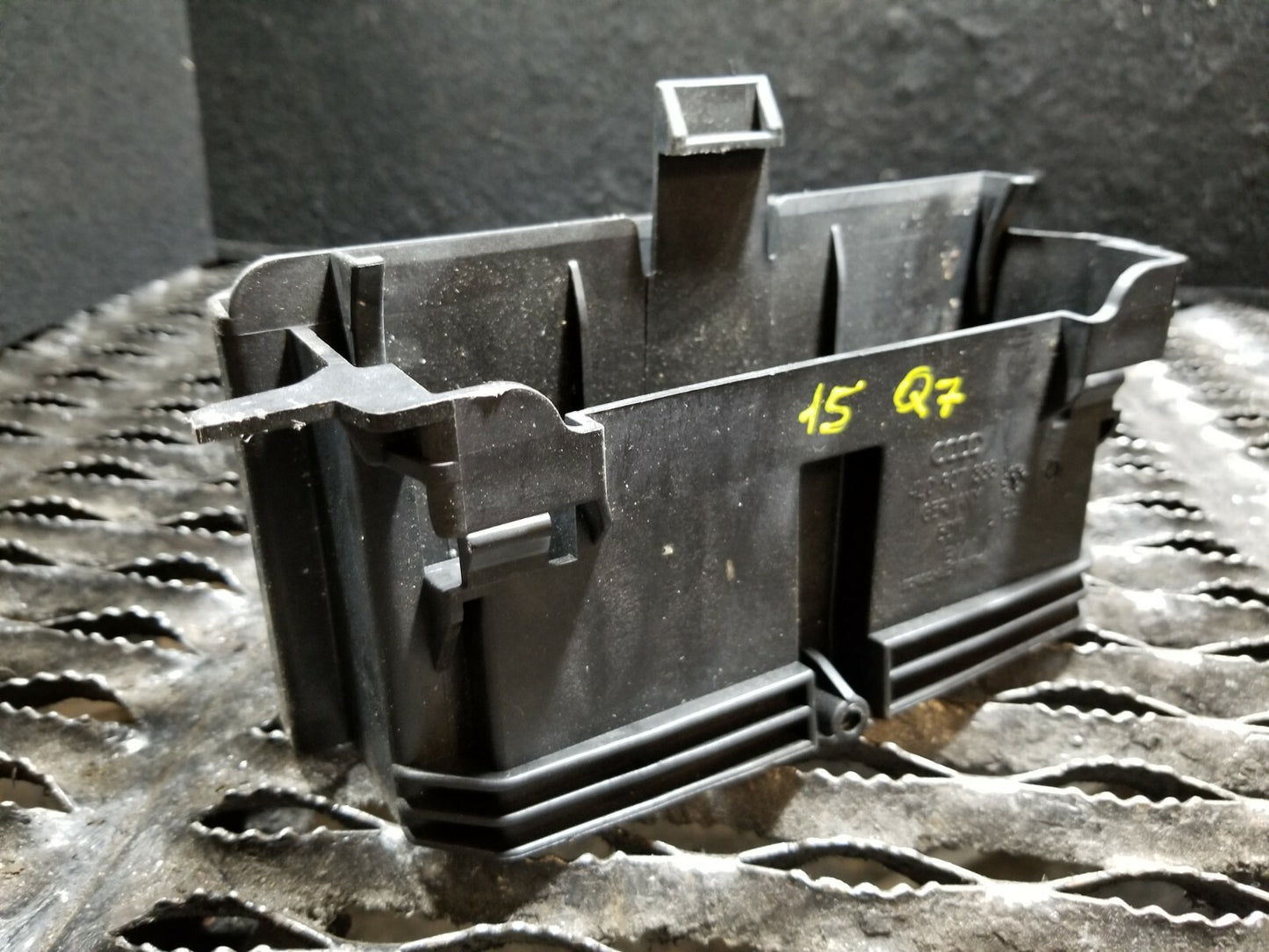 11 12 13 14 15  Audi Q7 Rear Pass Computer Control Module Mount Bracket OEM 87k