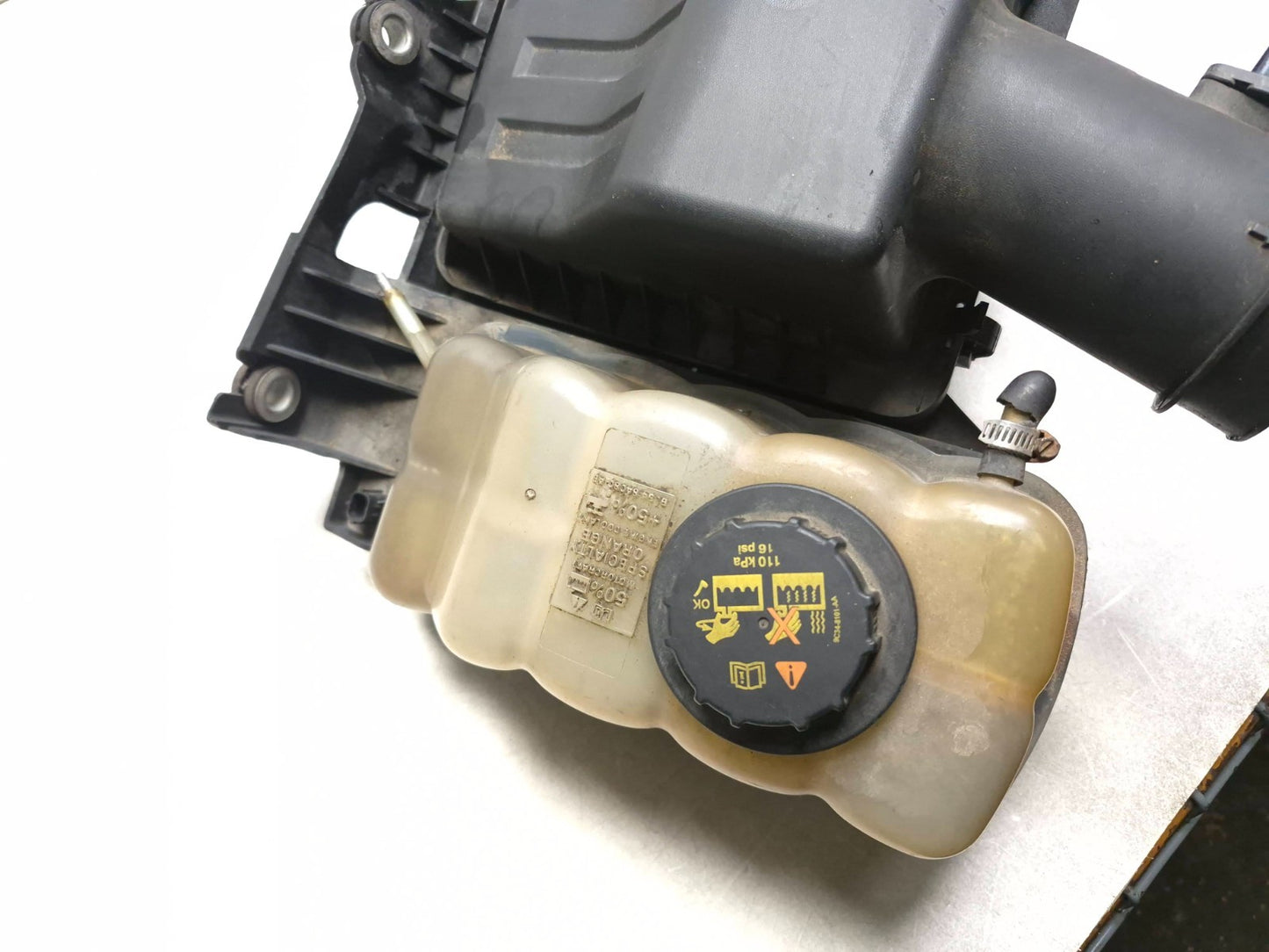2008 Lincoln Navigator Air Intake Box W/coolant Reservoir  OEM