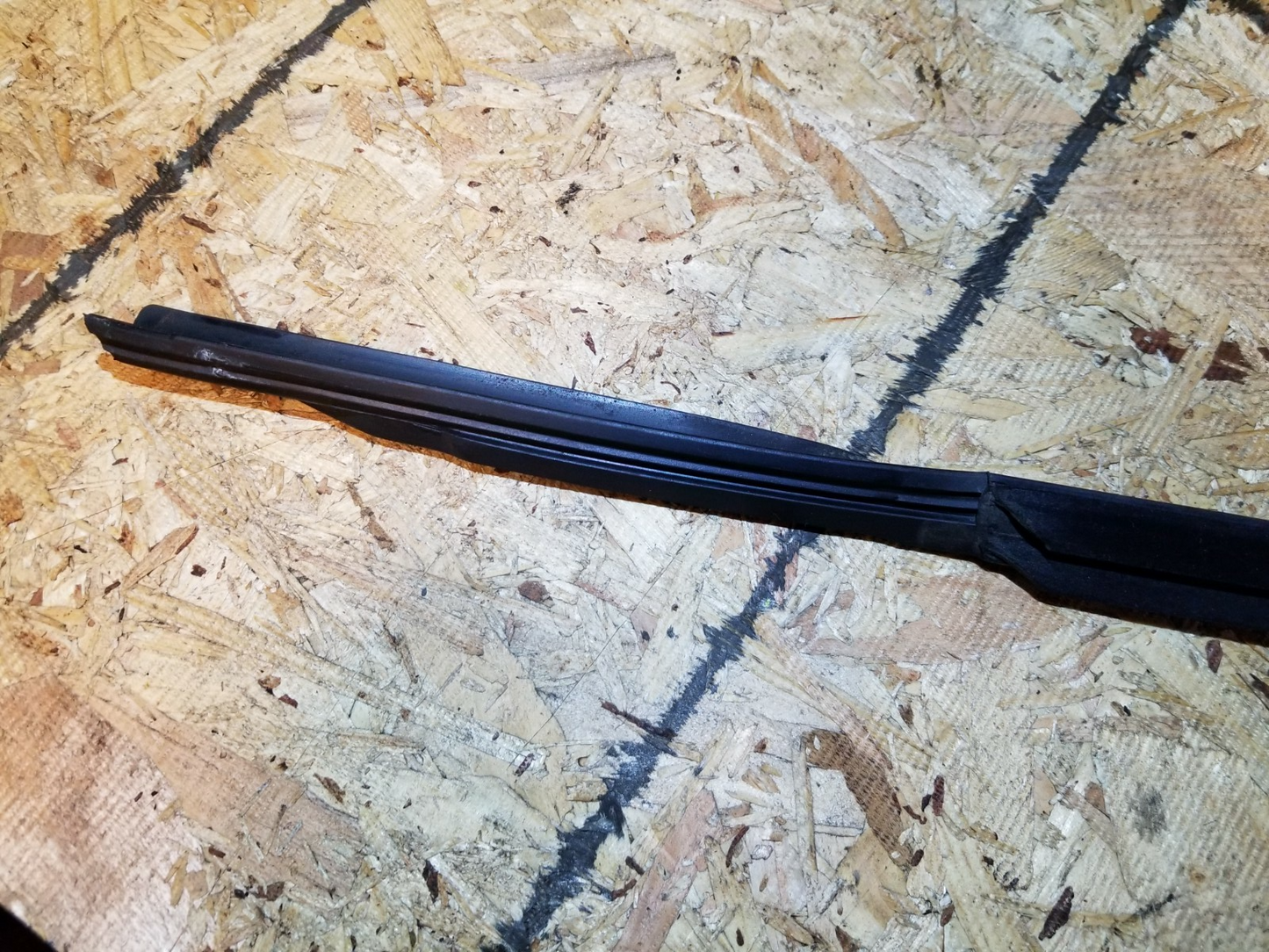 2004 Saab 9-3 Aero Convertible Front Door Glass Seal Driver Side OEM