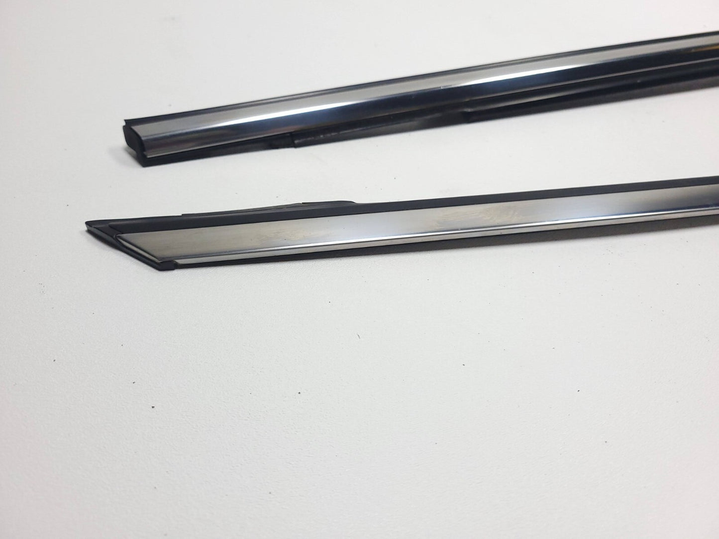 2009 Mazda Cx-7 Front Passenger Door Window Molding 2pcs W/ Weatherstrip OEM