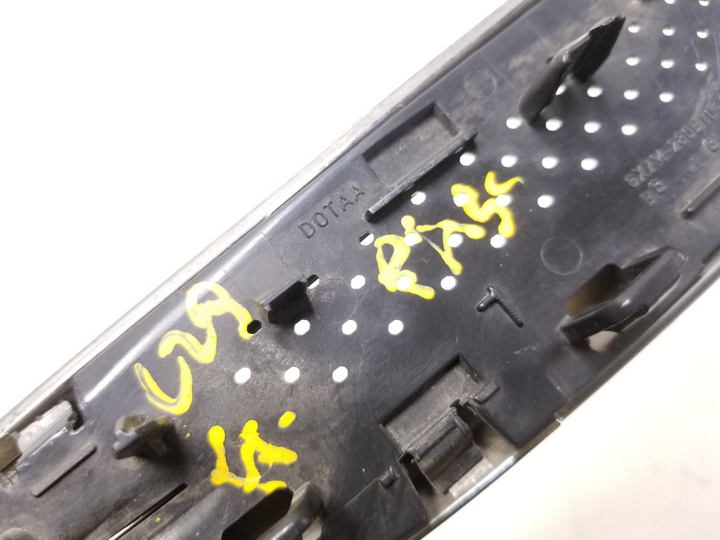 2017 Jaguar Xe Front Right Fender Insert Emblem Molding Gx7m-280b10-aa