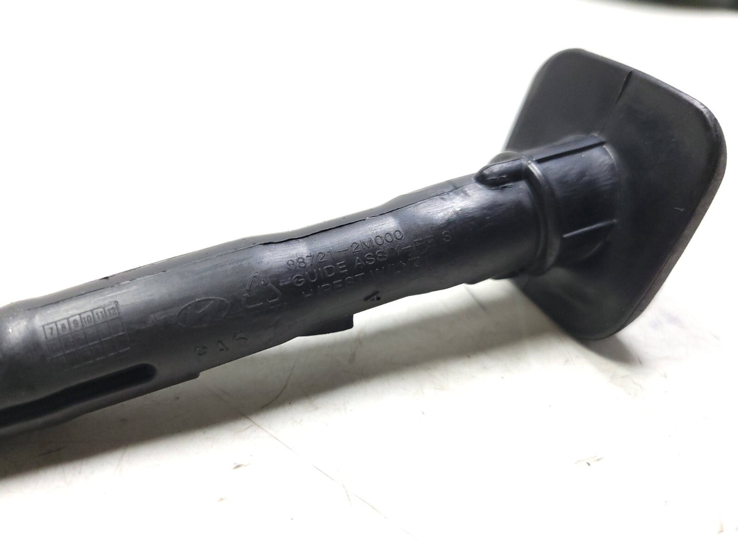 2011 Hyundai Genesis Seat Side Trim W/ Guide Sleeve & knob Front Passenger OEM