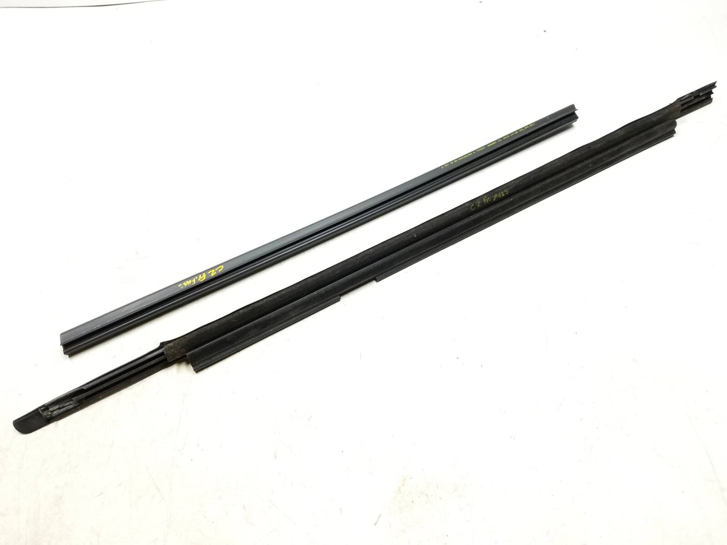 2013 Chrysler 200 Sedan Window Belt Seal Front Passenger Side Right 2pcs OEM