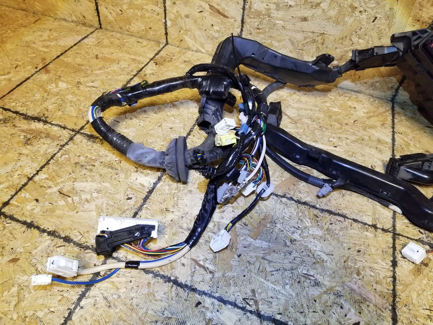 2009 Toyota Scion Xb Under Hood Fuse Box Wire Harness W/ Fuse Box OEM