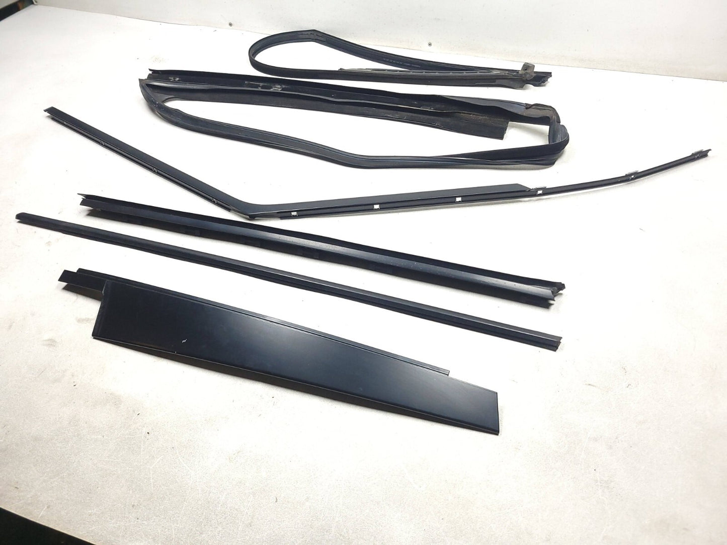 2007 Range Rover Front Door Molding & Weatherstrip Seal Driver Side Left Set OEM