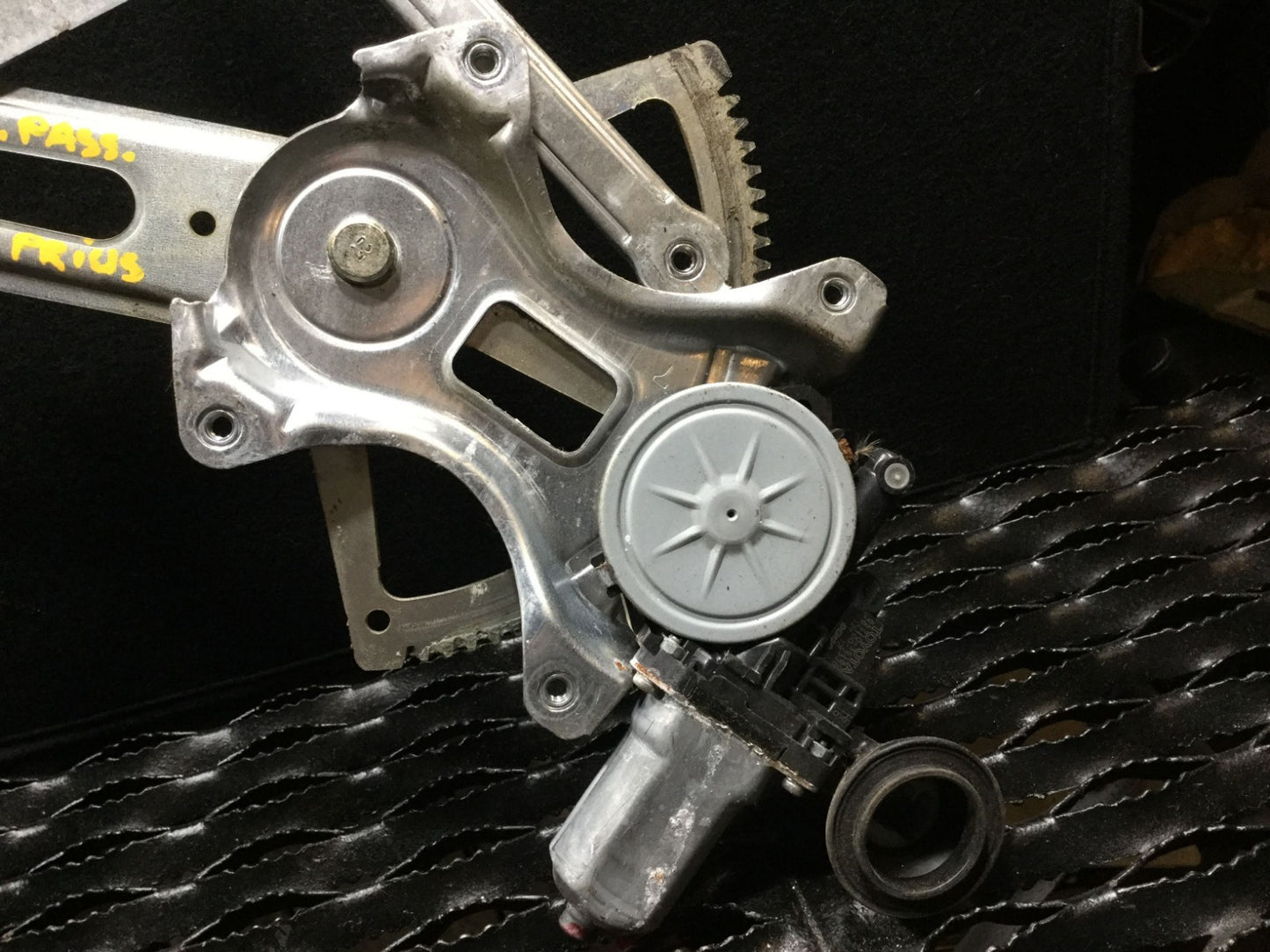 05 06 07 08 09 Toyota Prius Front Right Passenger   Window Regulator & Motor OEM