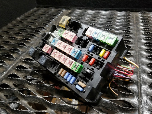 2010 Ford Mustang 4.0l Engine Bay Fuse Box OEM