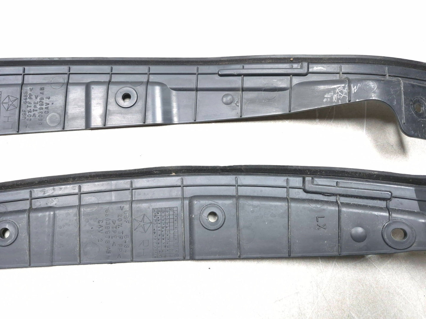 2018 Chrysler 300 Front Fender To Door Weatherstrip Seal Left & Right OEM